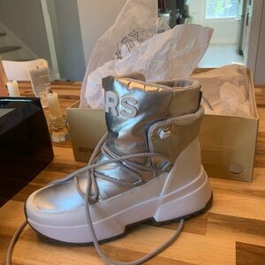 Brand new Michael Kors boots - Size 6